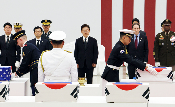 한미 유해 관포 호위하는 이재명 대통령