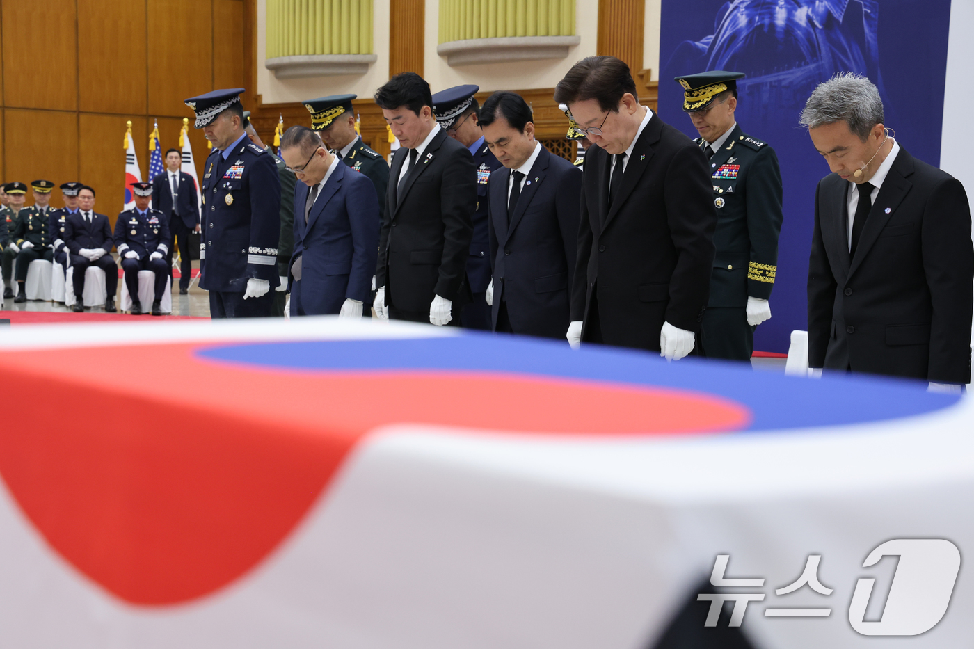 (성남=뉴스1) 이재명 기자 = 이재명 대통령이 5일 경기 성남시 서울공항에서 열린 한미 6·25전사자 유해 상호봉환식에서 묵념을 하고 있다. 2026.6.5/뉴스1