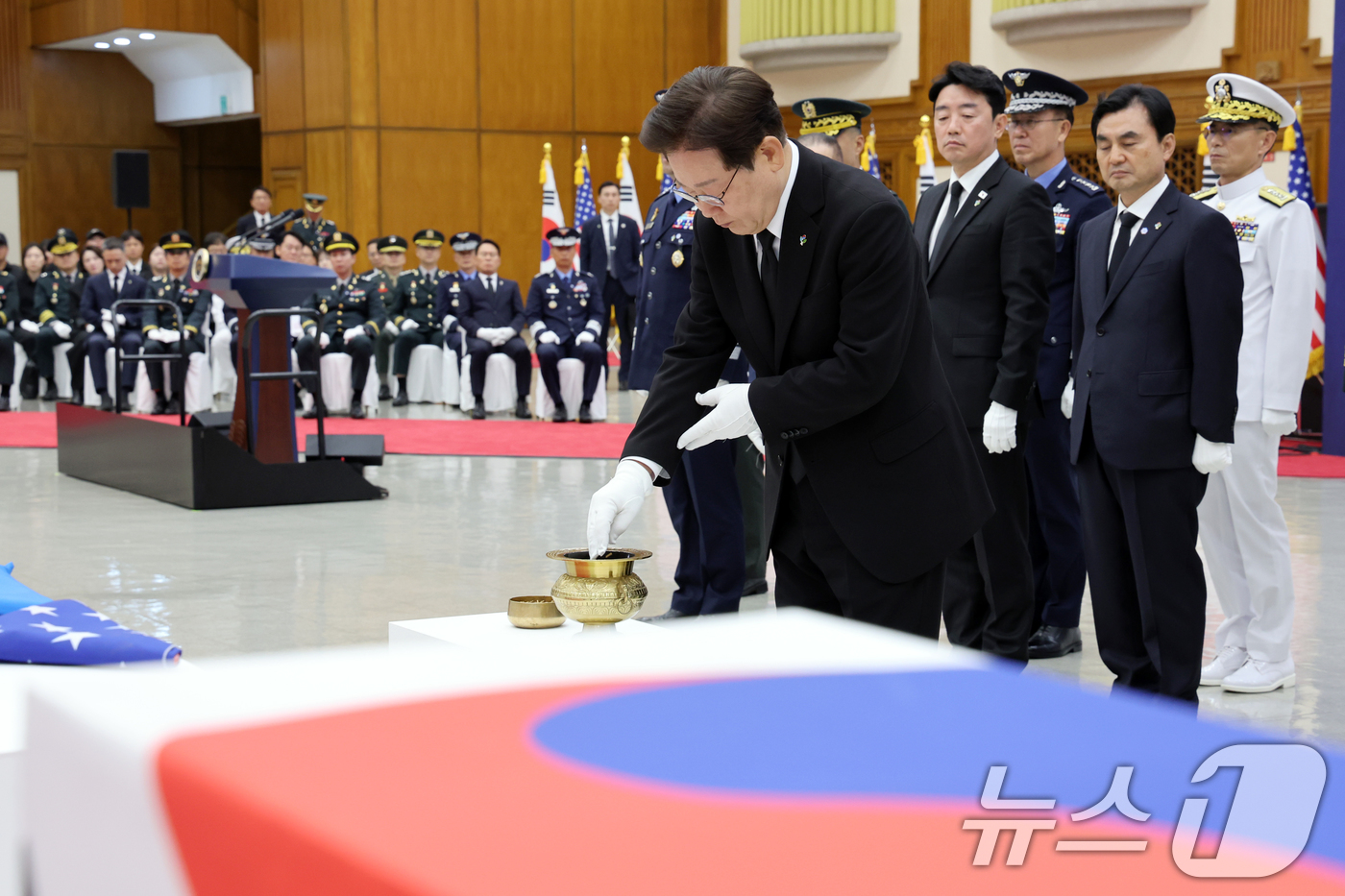(성남=뉴스1) 이재명 기자 = 이재명 대통령이 5일 경기 성남시 서울공항에서 열린 한미 6·25전사자 유해 상호봉환식에서 분향을 하고 있다. 2026.6.5/뉴스1