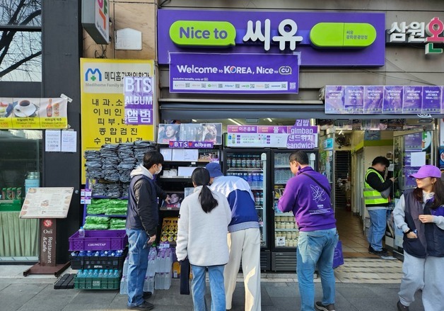 BTS 부산 공연에 편의점도 '들썩'…재고·인력 늘리고 굿즈 판매