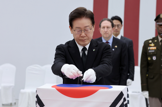 전사자 유해에 무명 군번줄 수여하는 이재명 대통령