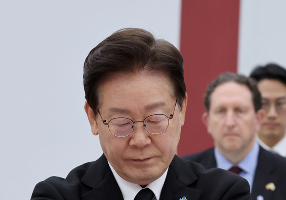 무명 군번줄 수여하는 이재명 대통령