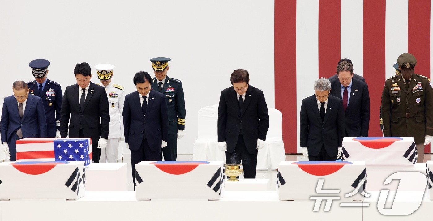 (성남=뉴스1) 이재명 기자 = 이재명 대통령이 5일 경기 성남시 서울공항에서 열린 한미 6·25전사자 유해 상호봉환식에서 분향을 마친 후 묵념하고 있다. 2026.6.5/뉴스1