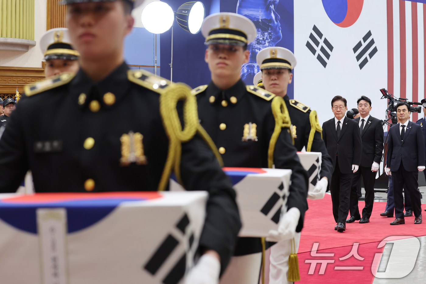 (성남=뉴스1) 이재명 기자 = 이재명 대통령, 강훈식 비서실장, 안규백 장관이 5일 경기 성남시 서울공항에서 열린 한미 6·25전사자 유해 상호봉환식에서 전사자 봉송을 뒤따르고 …