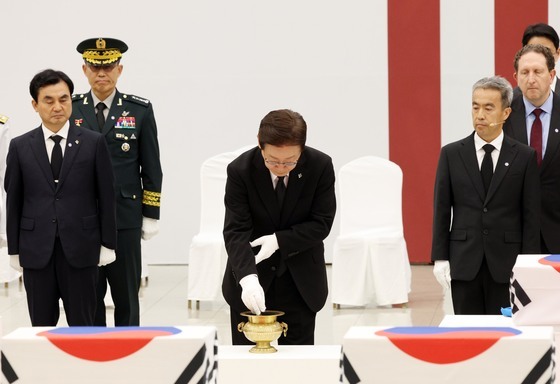 한미 전사자 유해 앞 분향하는 이재명 대통령