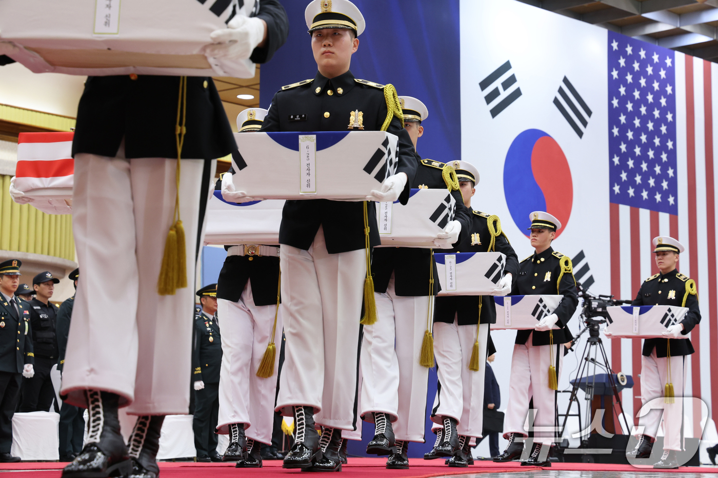 (성남=뉴스1) 이재명 기자 = 5일 경기 성남시 서울공항에서 열린 한미 6·25전사자 유해 상호봉환식에서 전사자 봉송이 이뤄지고 있다. 2026.6.5/뉴스1