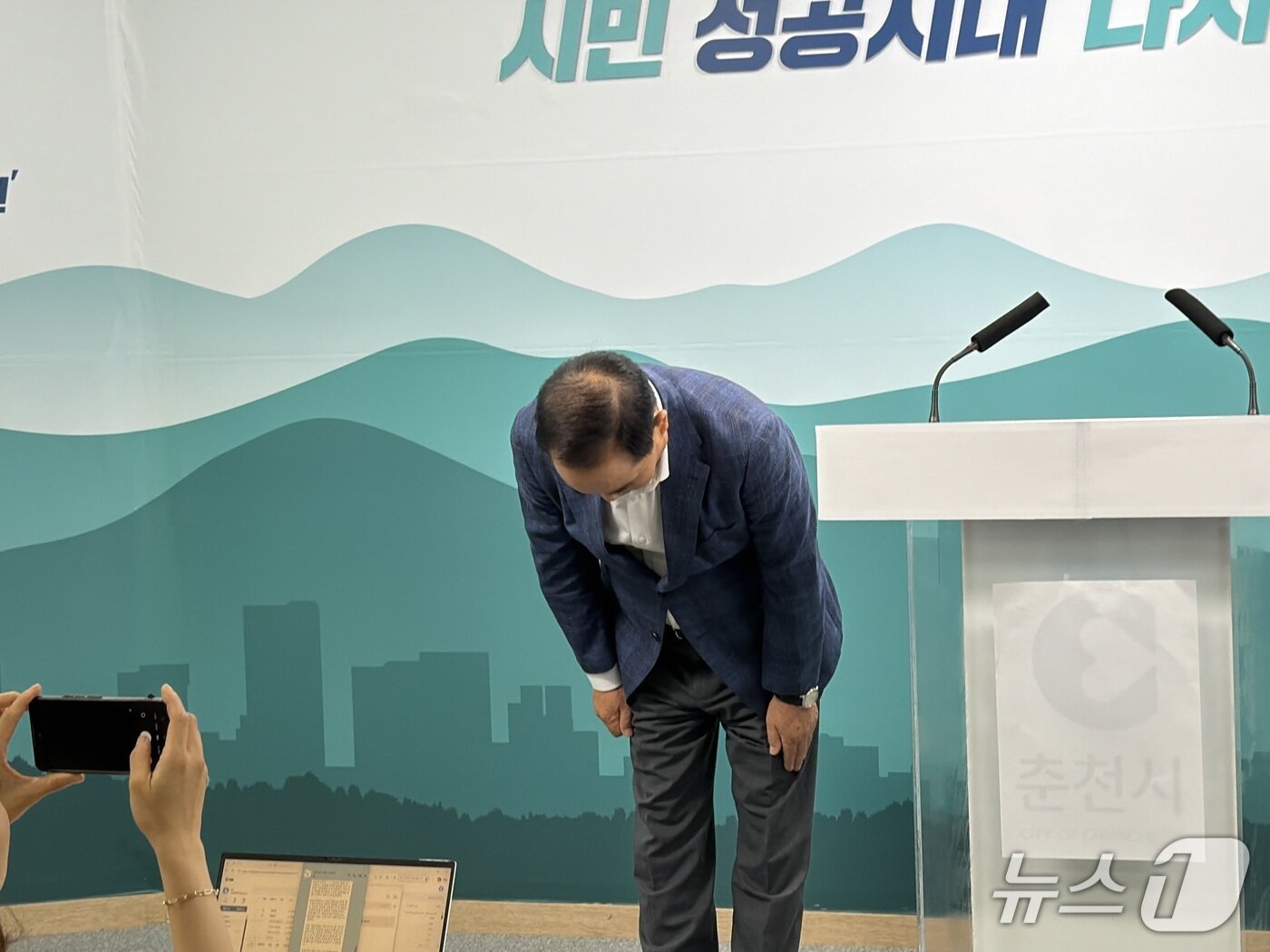 본문 이미지 -  춘천시민버스 파업에 따라 고개 숙인 강연술 춘천시민버스 대표.(뉴스1 DB)