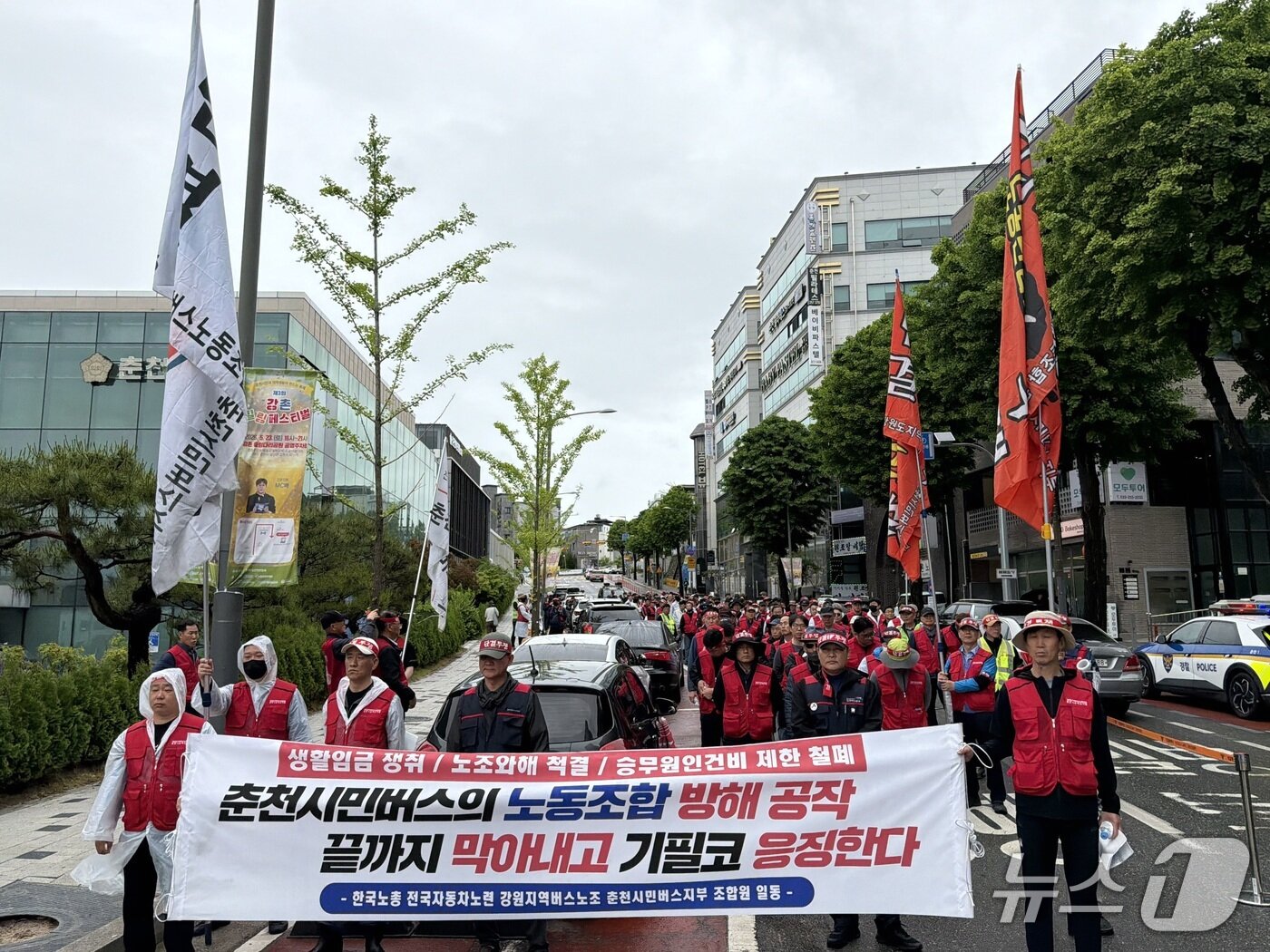 본문 이미지 -  지난달 21일 총파업에 나선 춘천시민버스 노조.(뉴스1 DB)