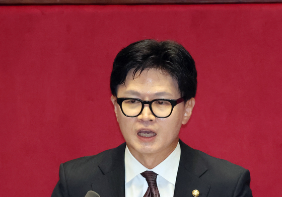 본회의장에서 인사말하는 한동훈 의원