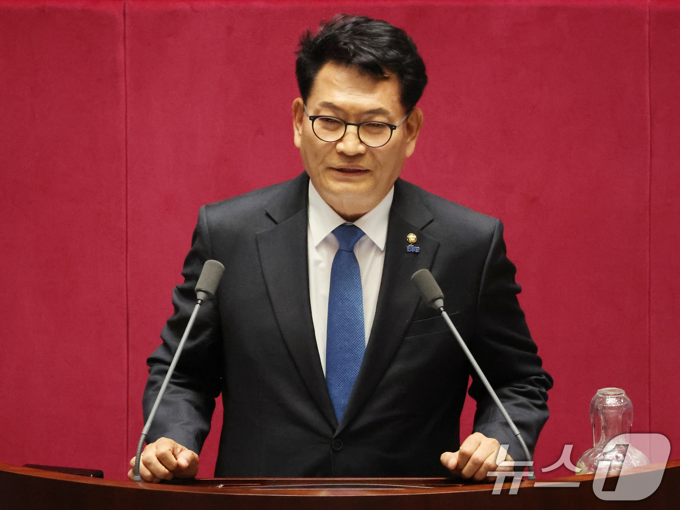 (서울=뉴스1) 황기선 기자 = 6·3 재보궐선거로 당선된 송영길 더불어민주당 의원이 5일 서울 여의도 국회에서 열린 제436회 국회(임시회) 제1차 본회의에 참석해 인사말을 하고 …