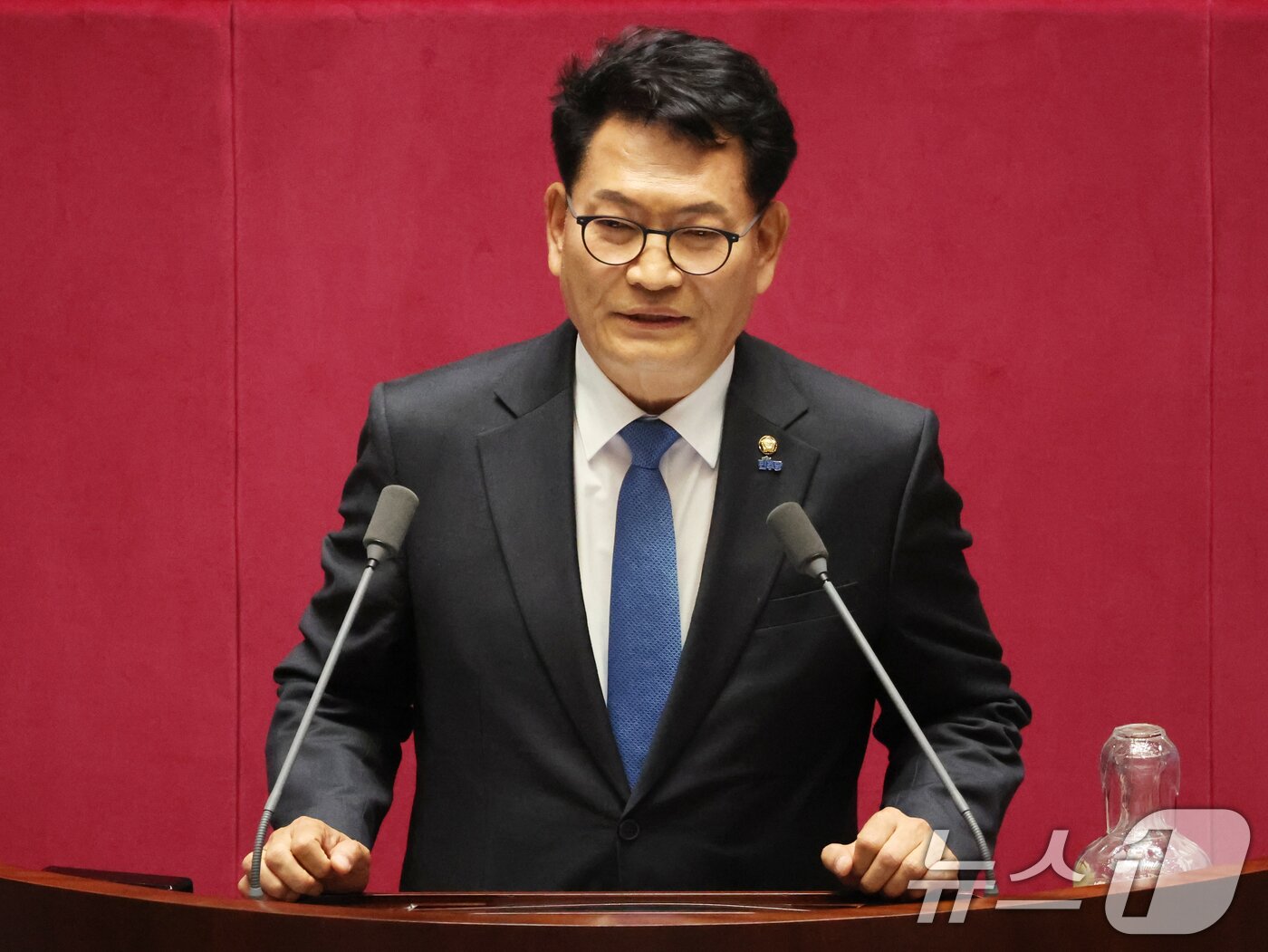 본문 이미지 - 6·3 재보궐선거로 당선된 송영길 더불어민주당 의원이 5일 서울 여의도 국회에서 열린 제436회 국회(임시회) 제1차 본회의에 참석해 인사말을 하고 있다. 2026.6.5 ⓒ 뉴스1 황기선 기자