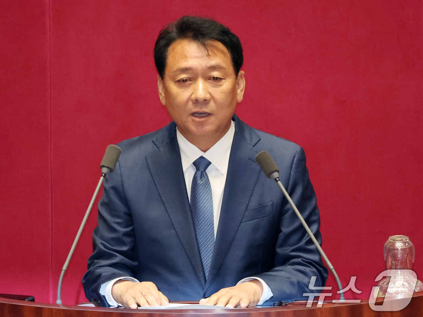 (서울=뉴스1) 황기선 기자 = 6·3 재보궐선거로 당선된 이광재 더불어민주당 의원이 5일 서울 여의도 국회에서 열린 제436회 국회(임시회) 제1차 본회의에 참석해 인사말을 하고 …