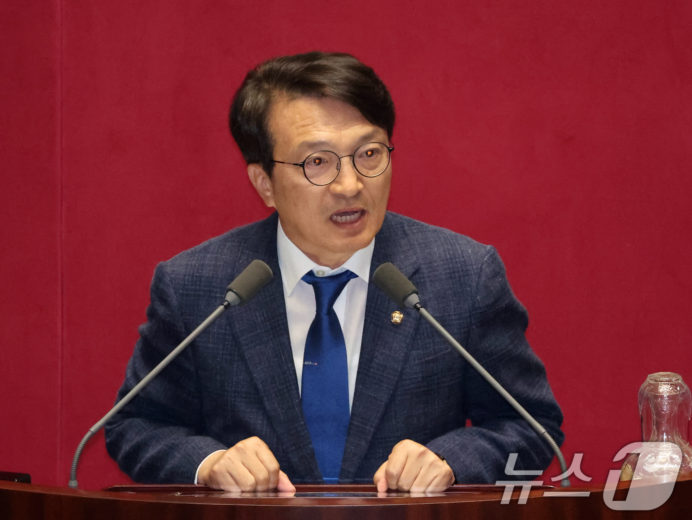 (서울=뉴스1) 황기선 기자 = 6·3 재보궐선거로 당선된 김의겸 더불어민주당 의원이 5일 서울 여의도 국회에서 열린 제436회 국회(임시회) 제1차 본회의에 참석해 인사말을 하고 …