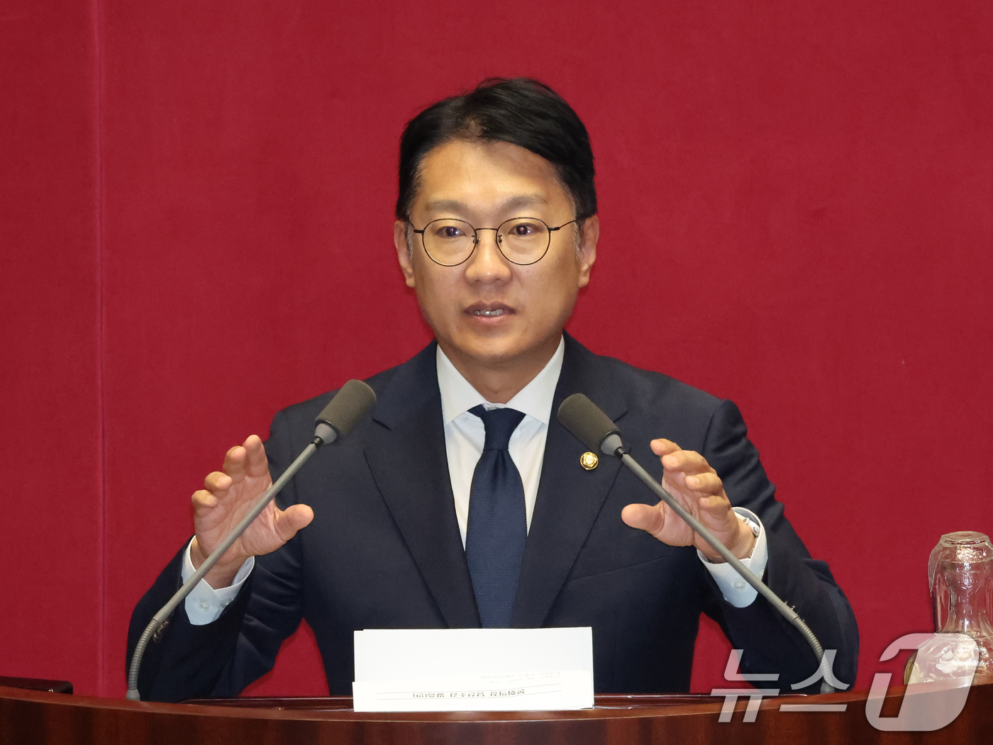 (서울=뉴스1) 황기선 기자 = 6·3 재보궐선거로 당선된 김남준 더불어민주당 의원이 5일 서울 여의도 국회에서 열린 제436회 국회(임시회) 제1차 본회의에 참석해 인사말을 하고 …