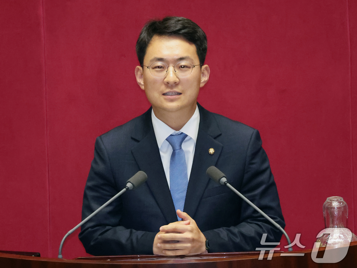 (서울=뉴스1) 황기선 기자 = 6·3 재보궐선거로 당선된 박지원 더불어민주당 의원이 5일 서울 여의도 국회에서 열린 제436회 국회(임시회) 제1차 본회의에 참석해 인사말을 하고 …
