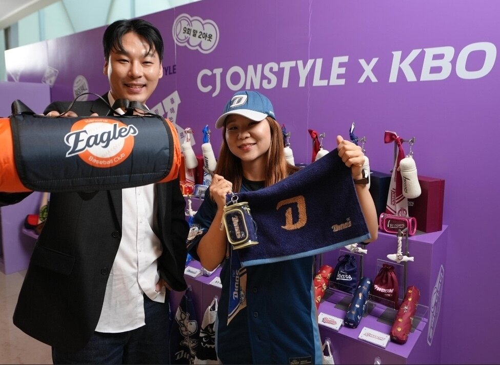 본문 이미지 - 3월 26일 KBO 리그 미디어데이에서 공개한 CJ온스타일 굿즈 부스에서 관계자가 굿즈를 소개하고 있다.(CJ온스타일 제공)