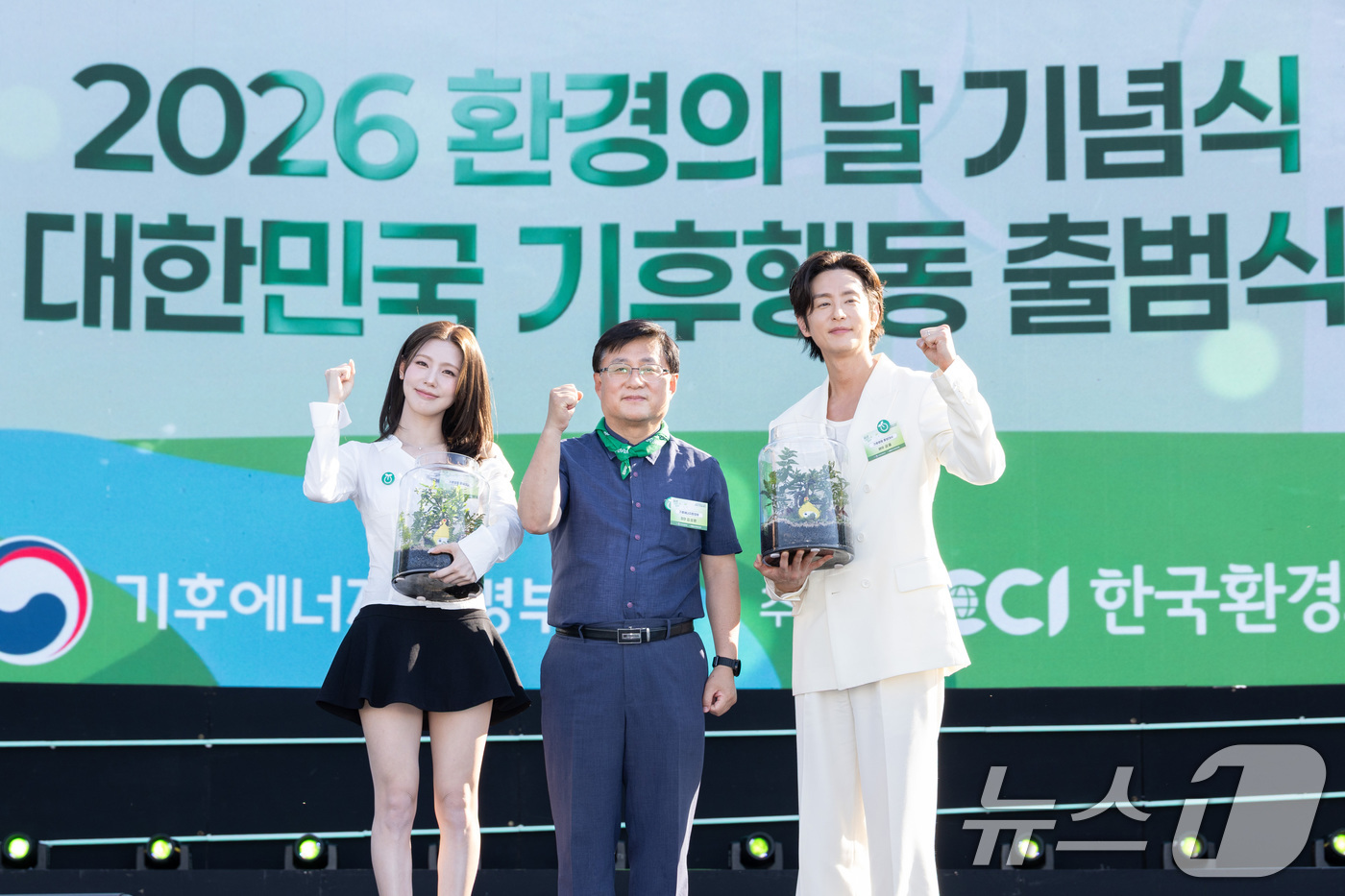 (서울=뉴스1) = 김성환 기후에너지환경부 장관이 5일 서울 잠원한강공원에서 열린 2026 환경의 날 기념식에서 걸그룹 아이들 멤버 미연, 배우 권율에게 기후행동 홍보대사 위촉장을 …