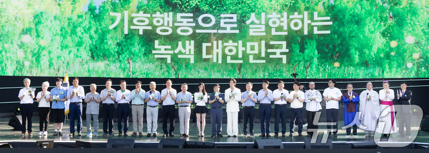 (서울=뉴스1) = 김성환 기후에너지환경부 장관이 5일 서울 잠원한강공원에서 열린 2026 환경의 날 기념식에서 기후행동 선언문 낭독 후 기념 촬영을 하고 있다. (기후부 제공. …