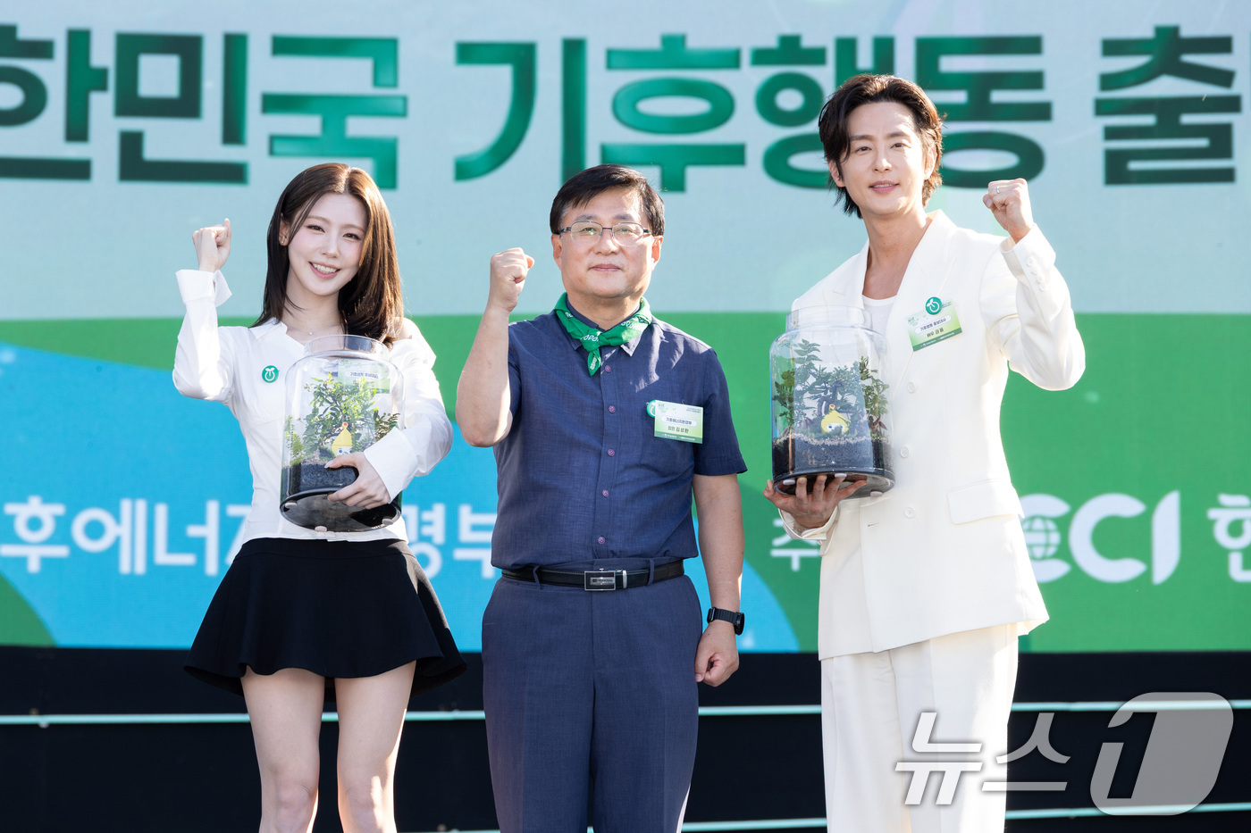 (서울=뉴스1) = 김성환 기후에너지환경부 장관이 5일 서울 잠원한강공원에서 열린 2026 환경의 날 기념식에서 걸그룹 아이들 멤버 미연, 배우 권율에게 기후행동 홍보대사 위촉장을 …
