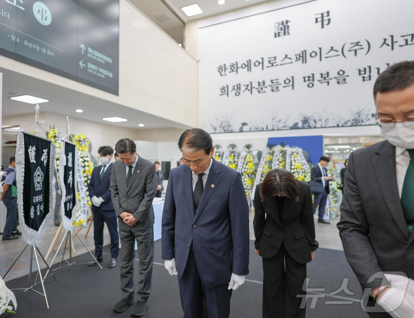 (대전=뉴스1) = 권오을 국가보훈부장관이 5일 오후 대전유성구청에 마련된 한화에어로스페이스 사고 희생자 합동분향소에서 사고로 희생된 보훈가족 및 희생자를 추모하고있다.(국가보훈부 …