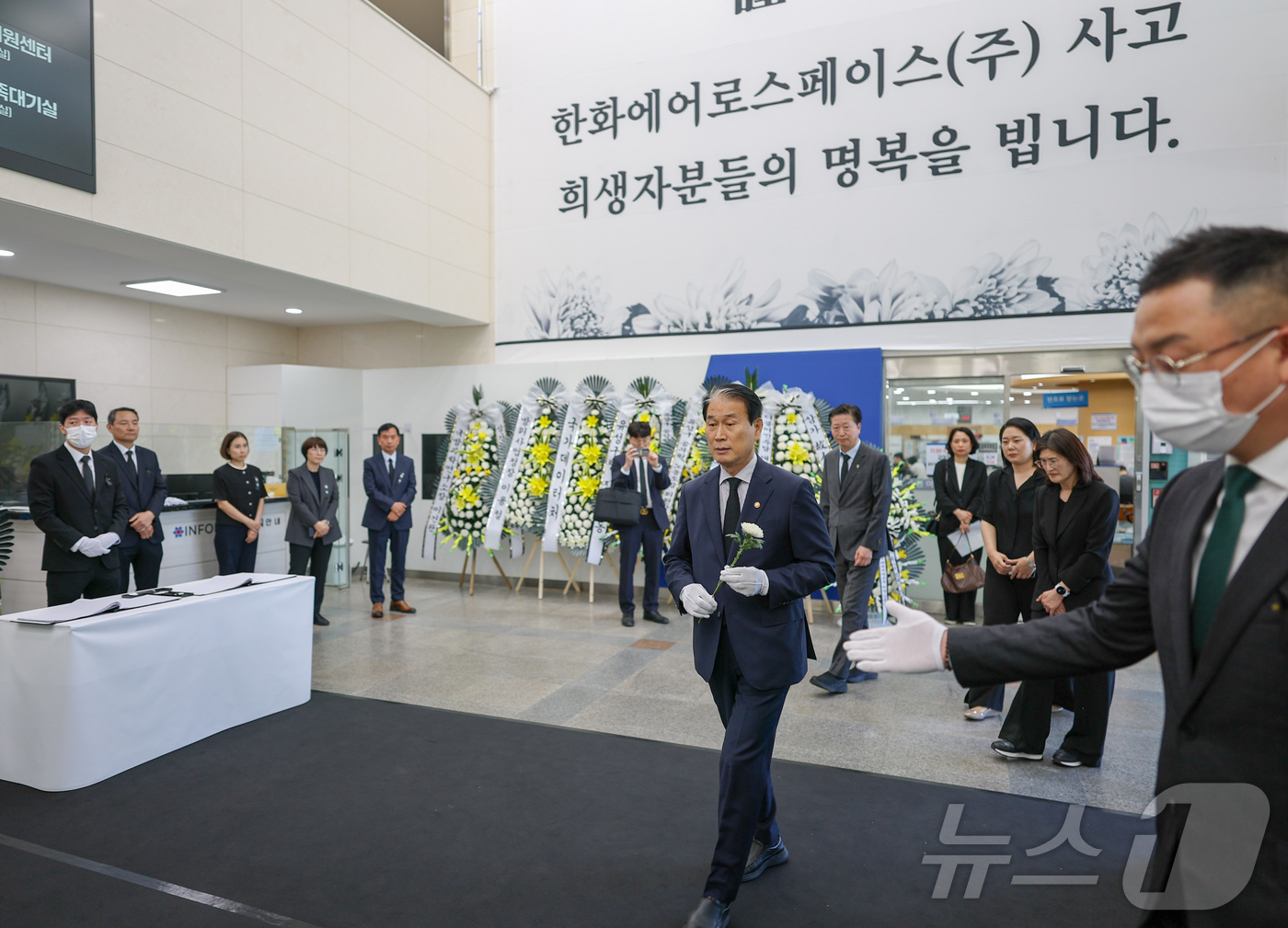 (대전=뉴스1) = 권오을 국가보훈부장관이 5일 오후 대전유성구청에 마련된 한화에어로스페이스 사고 희생자 합동분향소에서 사고로 희생된 보훈가족 및 희생자를 추모하고있다.(국가보훈부 …