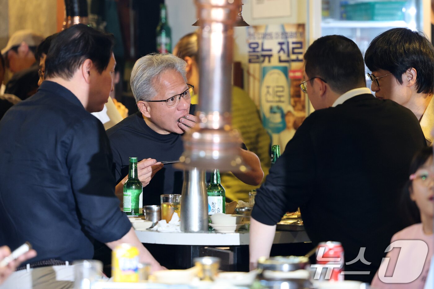 본문 이미지 - 젠슨 황 엔비디아 최고경영자(CEO)가 5일 오후 서울 마포구 홍익대학교 인근의 삼겹살 음식점 '형님저요'에서 최태원 SK그룹 회장과 구광모 LG그룹 회장, 이해진 네이버 의장과 회동을 하고 있다. 2026.6.5 ⓒ 뉴스1 이광호 기자