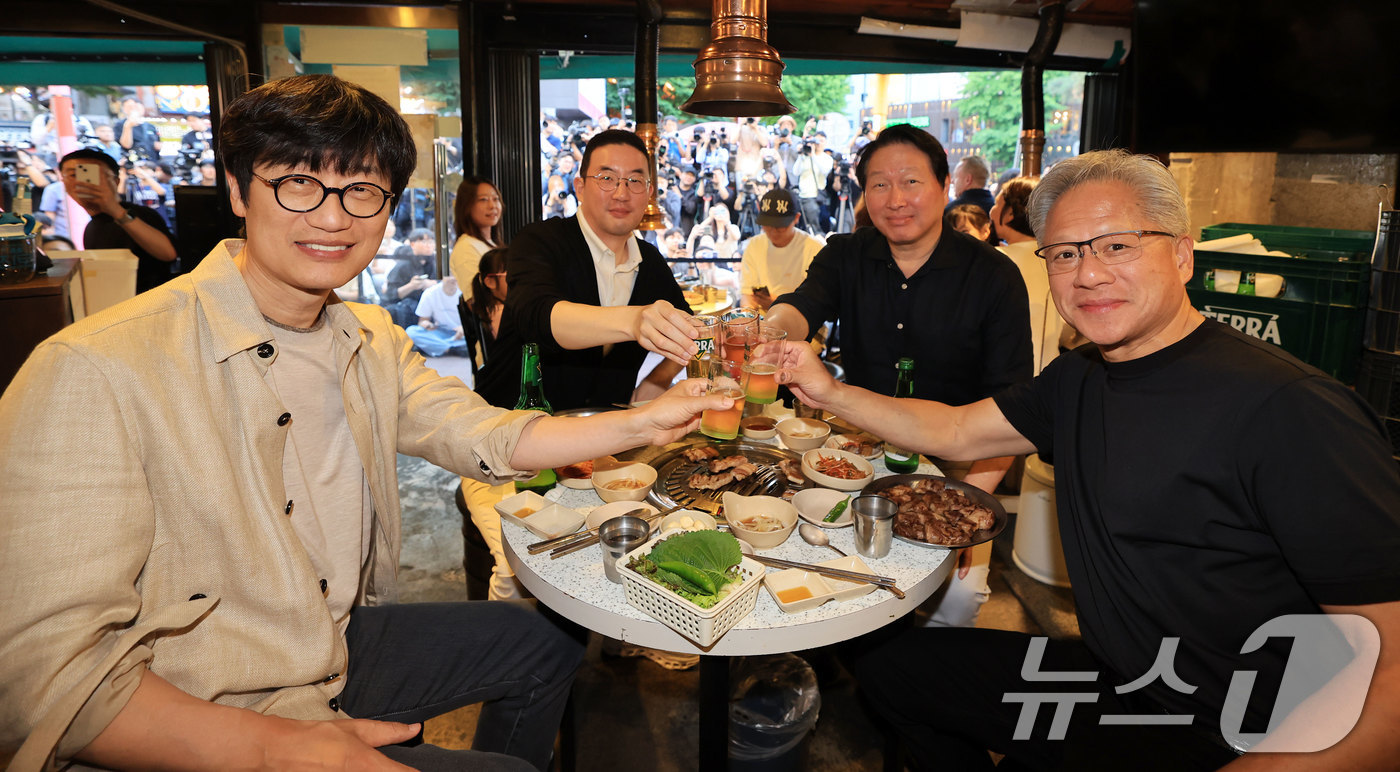 (서울=뉴스1) 이광호 기자 = 젠슨 황 엔비디아 최고경영자(CEO)가 5일 오후 서울 마포구 홍익대학교 인근의 삼겹살집에서 기업 총수들과 회동, 잔을 부딪치고 있다. 왼쪽부터 이 …