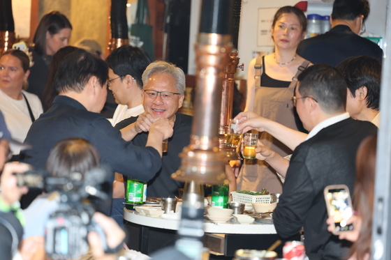 "막내가 구울께요~" 삼소회동서 직접 고기 굽는 구광모 LG회장