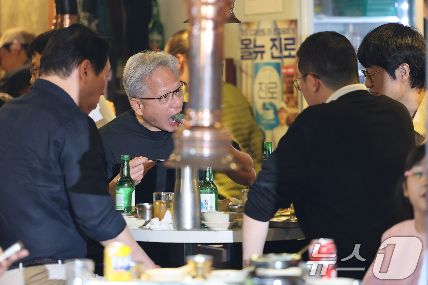 (서울=뉴스1) 이광호 기자 = 젠슨 황 엔비디아 최고경영자(CEO)가 5일 오후 서울 마포구 홍익대학교 인근의 삼겹살 음식점 '형님저요'에서 최태원 SK그룹 회장과 구광모 LG그 …