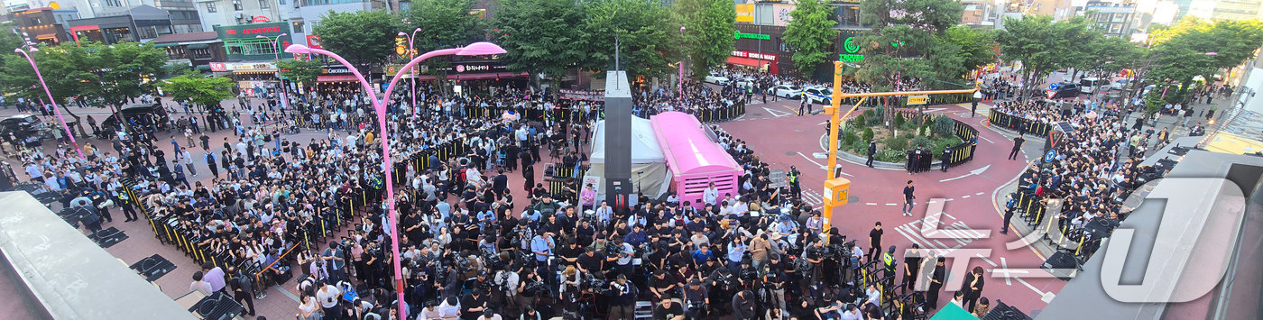 (서울=뉴스1) 이광호 기자 = 젠슨 황 엔비디아 최고경영자(CEO)와 최태원 SK회장, 구광모 LG회장, 이해진 네이버 의장과 삼겹살 회동이 열린 5일 서울 홍대 거리가 인파로 …