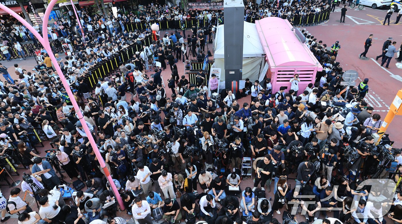 본문 이미지 - 젠슨 황 엔비디아 최고경영자(CEO)와 최태원 SK 회장, 구광모 LG 회장, 이해진 네이버 의장의 삼겹살 회동이 열린 5일 서울 마포구 홍대 거리가 이를 기다리는 인파로 가득하다. (공동취재) 2026.6.5 ⓒ 뉴스1 이광호 기자