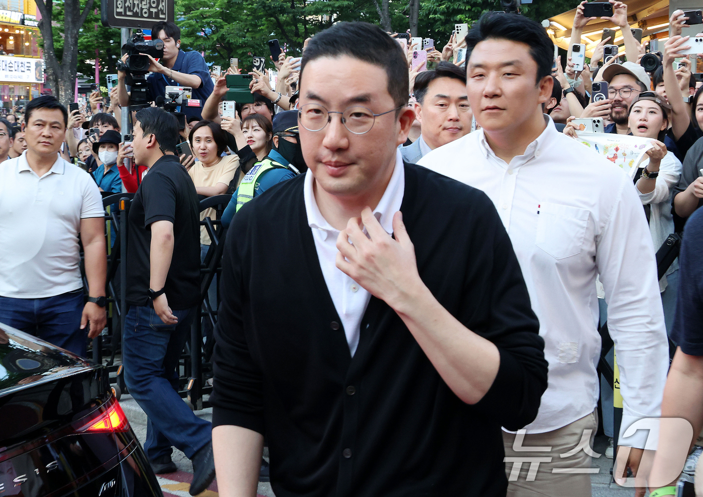 (서울=뉴스1) 이광호 기자 = 구광모 LG그룹 회장이 5일 오후 서울 마포구 홍익대학교 인근 삼겹살집에서 열린 젠슨 황 엔비디아 최고경영자와의 삼겹살 회동에 참석하고 있다. (공 …