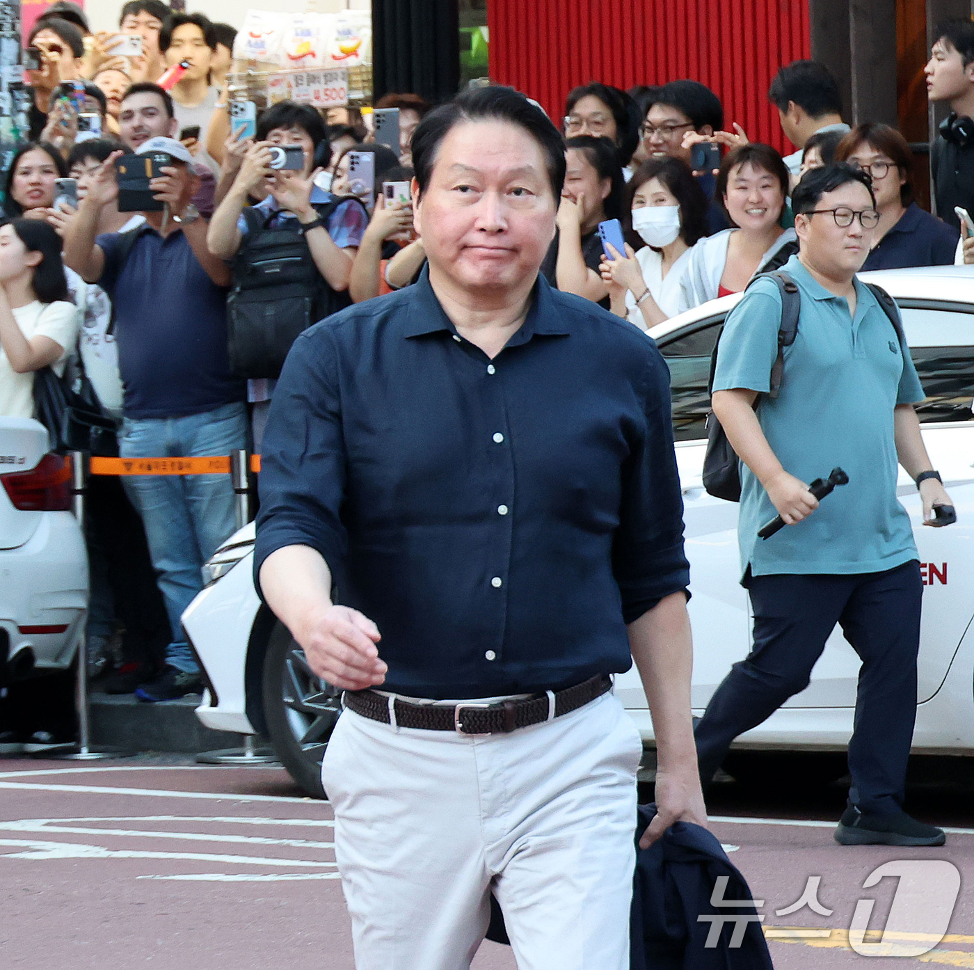 (서울=뉴스1) 이광호 기자 = 최태원 SK그룹 회장이 5일 오후 서울 마포구 홍익대학교 인근 삼겹살집에서 열린 젠슨 황 엔비디아 최고경영자와의 삼겹살 회동에 참석하고 있다. (공 …