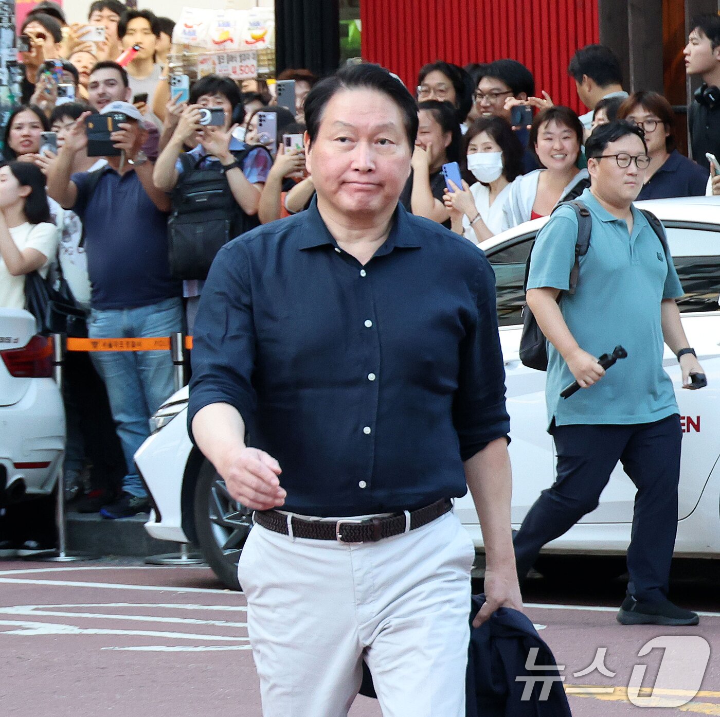 본문 이미지 - 최태원 SK그룹 회장이 5일 오후 서울 마포구 홍익대학교 인근 삼겹살집에서 열린 젠슨 황 엔비디아 최고경영자와의 삼겹살 회동에 참석하고 있다. (공동취재) 2026.6.5 ⓒ 뉴스1 이광호 기자