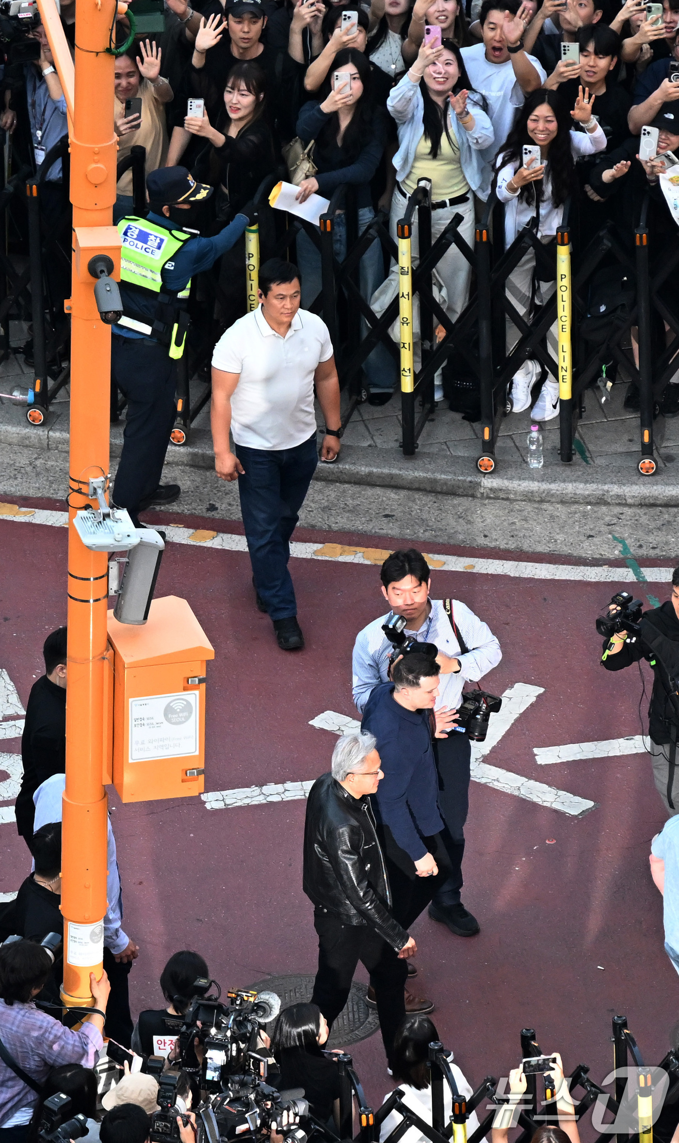 (서울=뉴스1) 이광호 기자 = 젠슨 황 엔비디아 최고경영자(CEO)가 5일 서울 마포구 홍대입구역 인근 삼겹살집에 도착하고 있다. 황 CEO는 이날 최태원 SK그룹 회장, 구광모 …