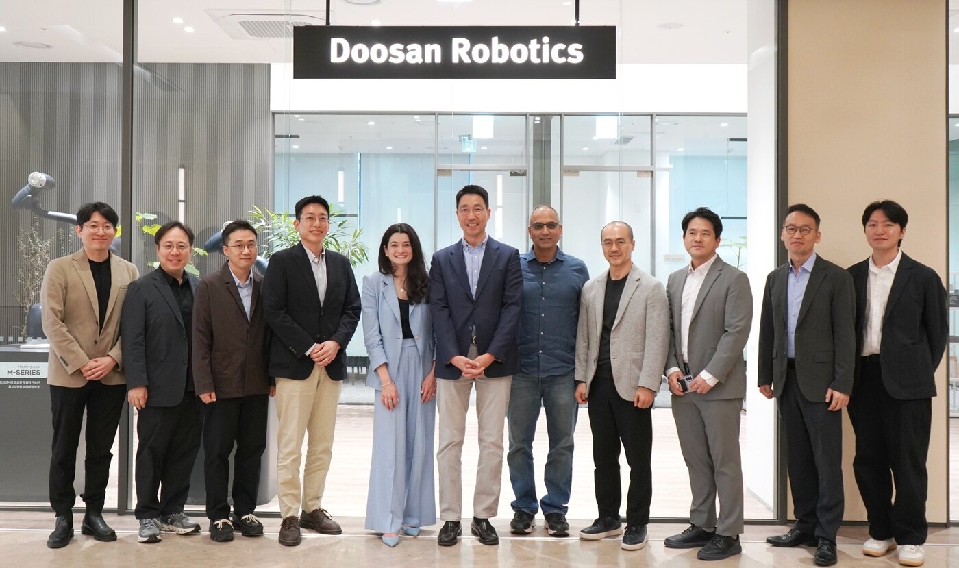 본문 이미지 - 두산로보틱스 김민표 대표(왼쪽 여섯째)와 엔비디아 매디슨 황 수석 이사(왼쪽 다섯째)가 지난 4월 29일 관계자들과 기념사진을 촬영하고 있다. (출처: 두산 뉴스룸)