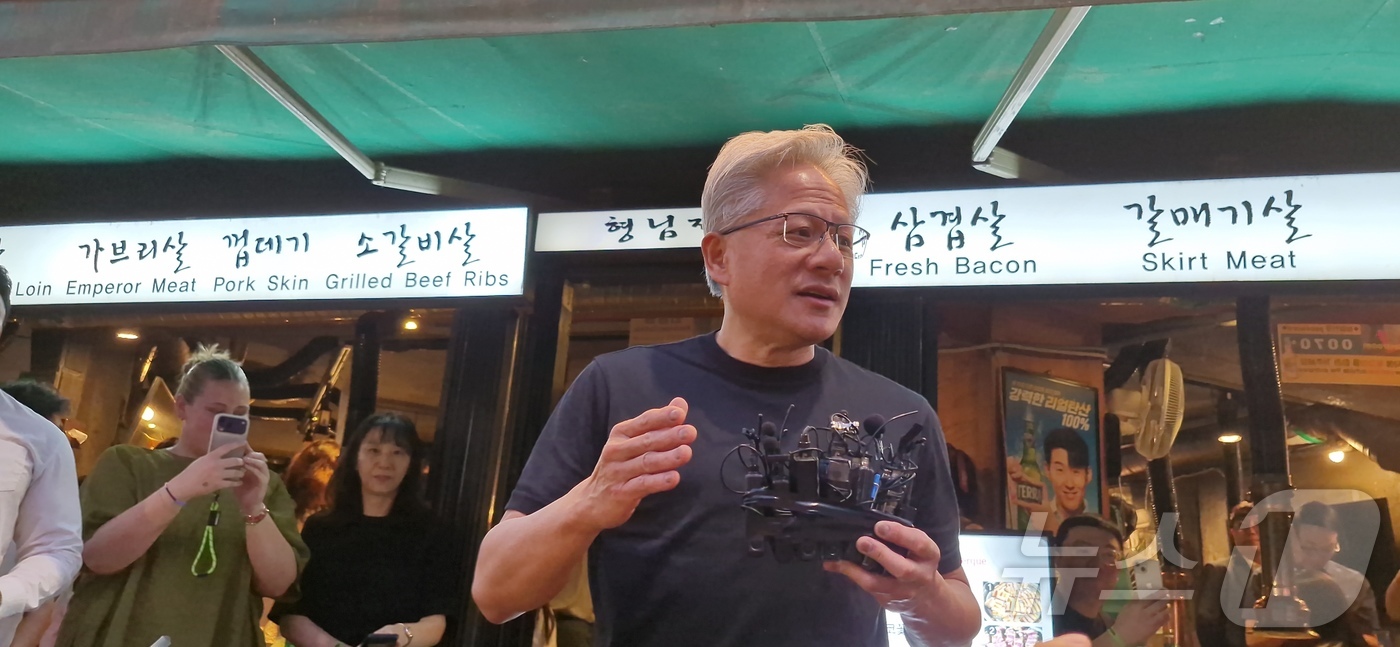 (서울=뉴스1) 신은빈 기자 = 젠슨 황 엔비디아 최고경영자(CEO)가 5일 서울 마포구 홍익대학교 인근 고깃집에서 최태원 SK회장, 구광모 LG회장, 이해진 네이버 의장과의 삼겹 …