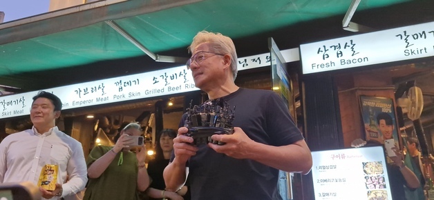 젠슨 황 '깜짝 선물' 정체 직접 밝혀…'메모리 주문+로보틱스 협업'