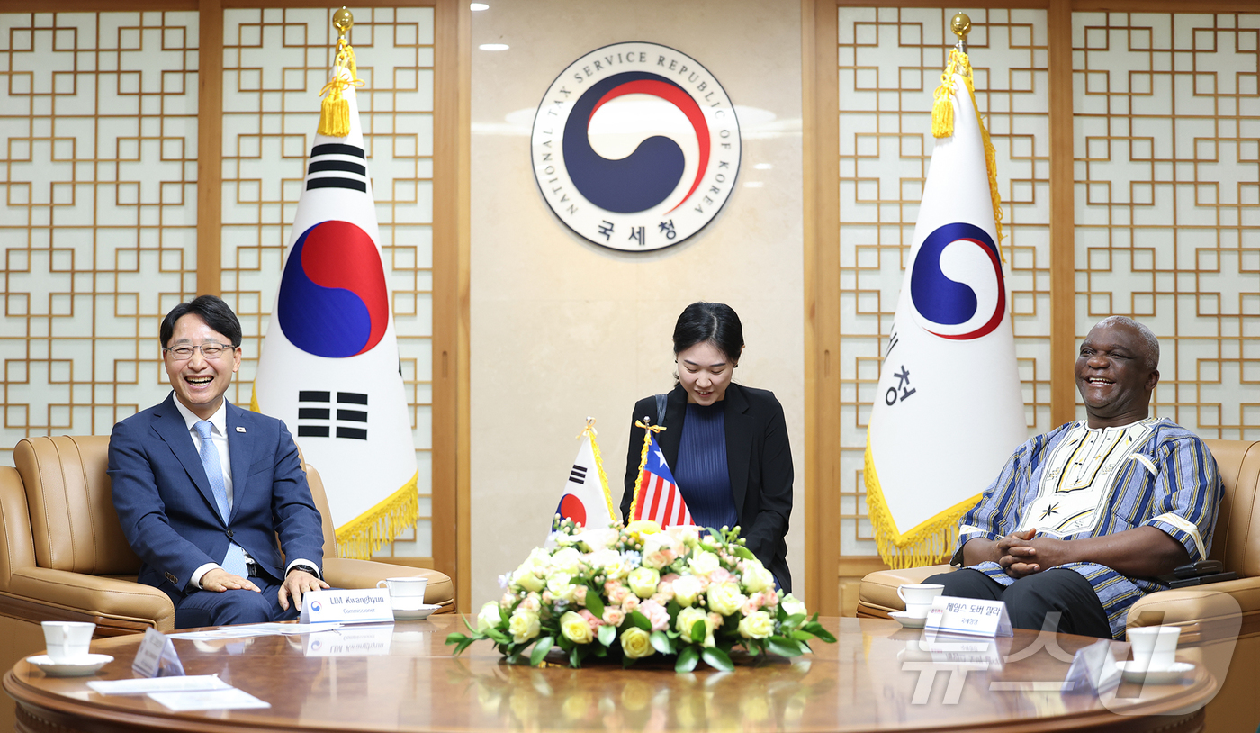 (서울=뉴스1) = 임광현 국세청장이 지난 5일 서울에서 제임스 도버 잘라(James Dorbor Jallah) 라이베리아 국세청장과 제1차 한·라이베리아 국세청장 회의를 개최, …