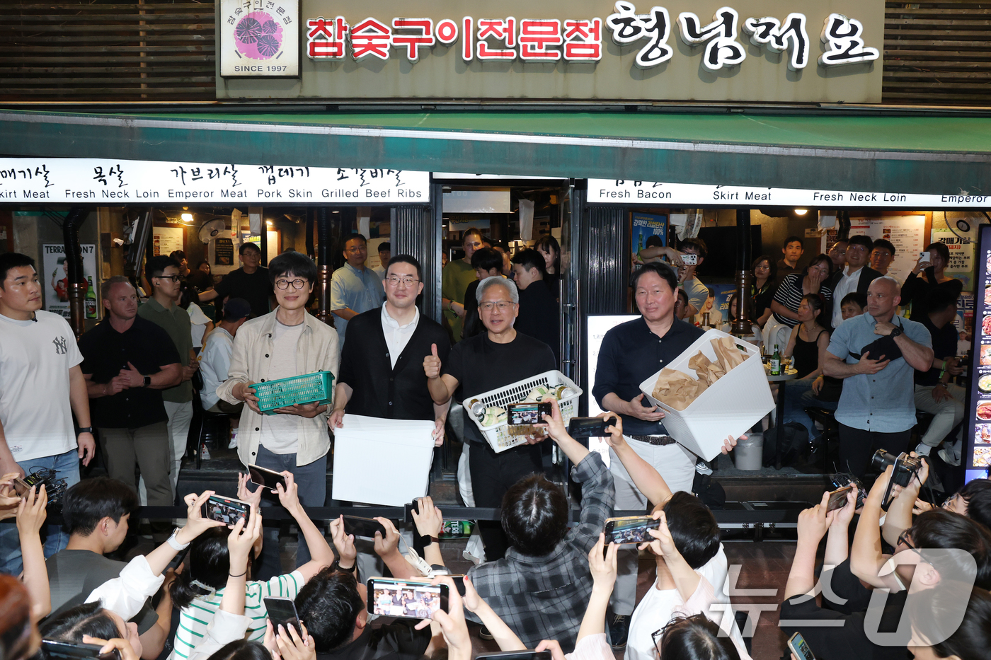 (서울=뉴스1) 이광호 기자 = 젠슨 황 엔비디아 최고경영자(CEO)가 5일 서울 마포구 홍익대학교 인근 고깃집에서 최태원 SK회장, 구광모 LG회장, 이해진 네이버 의장과 삼겹살 …