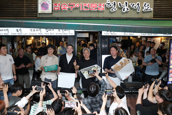고깃집 앞 기업 총수들과 '엄지 척'하는 젠슨 황 CEO