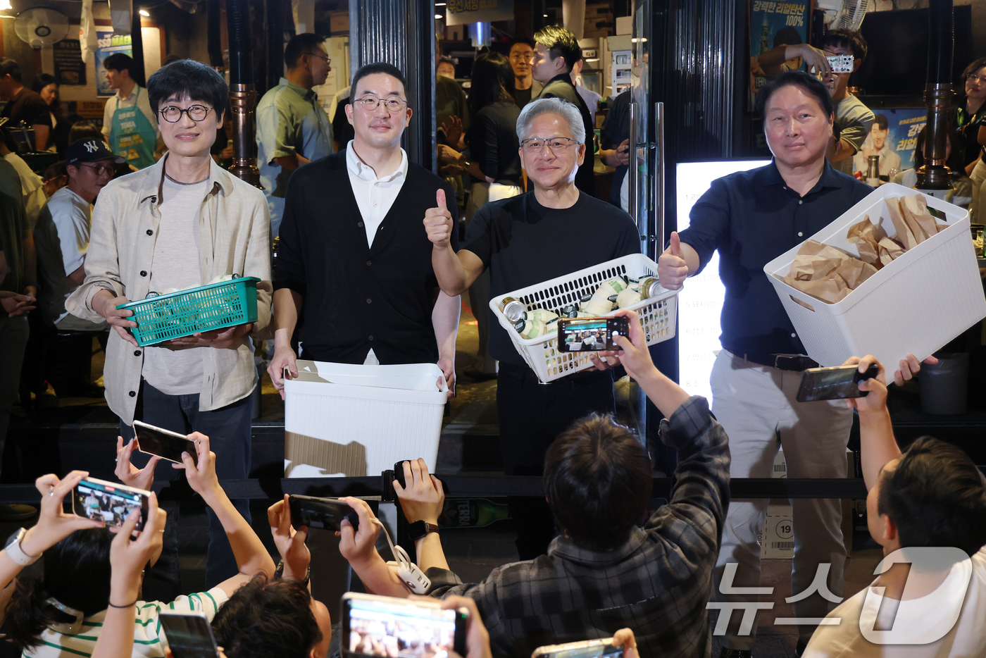(서울=뉴스1) 이광호 기자 = 젠슨 황 엔비디아 최고경영자(CEO)가 5일 서울 마포구 홍익대학교 인근 고깃집에서 최태원 SK회장, 구광모 LG회장, 이해진 네이버 의장과 삼겹살 …