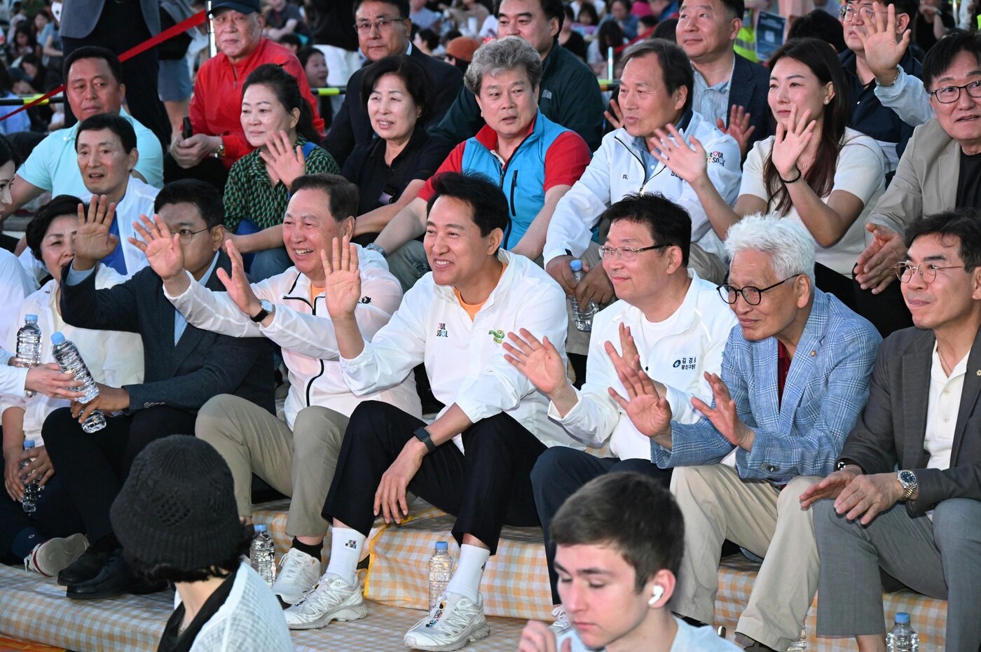 본문 이미지 - 오세훈 서울시장이 5일 뚝섬한강공원에서 열린 제3회 쉬엄쉬엄 한강 3종 축제 개막식에서 시민들을 향해 인사하고 있다.