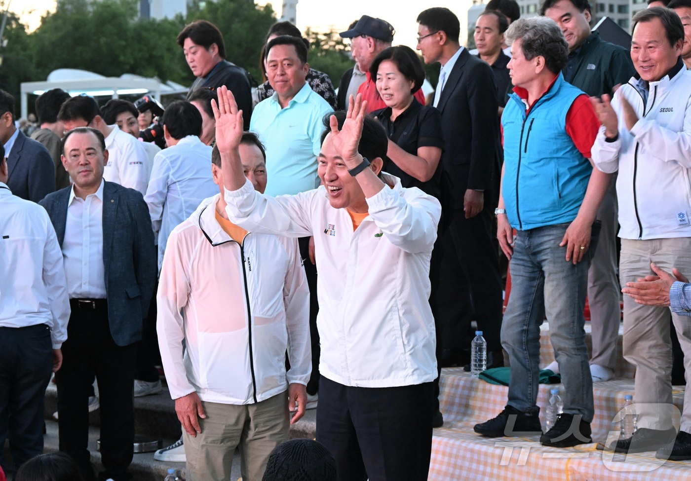 (서울=뉴스1) = 오세훈 서울시장이 5일 서울 광진구 뚝섬한강공원에서 열린 제3회 쉬엄쉬엄 한강 3종 축제 개막식에서 시민들을 향해 인사하고 있다. (서울시 제공. 재판매 및 D …