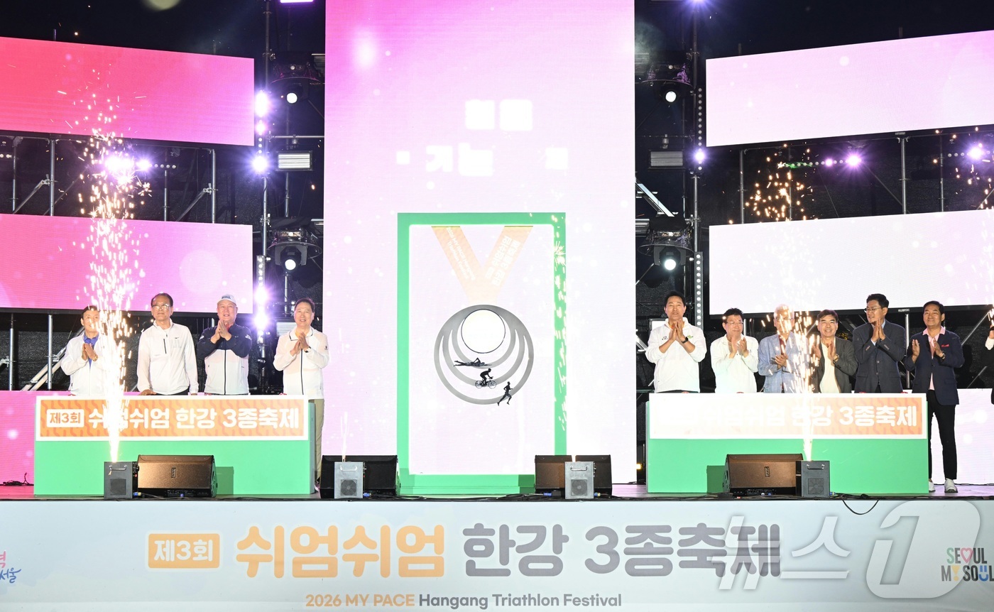 (서울=뉴스1) = 오세훈 서울시장이 5일 서울 광진구 뚝섬한강공원에서 열린 제3회 쉬엄쉬엄 한강 3종 축제 개막식에서 메달 점등식 퍼포먼스를 하고 있다. (서울시 제공. 재판매 …