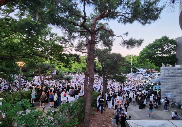 올림픽공원 개표소 앞 밤까지 "재선거"…투표함 반출 막은 시위대(종합)