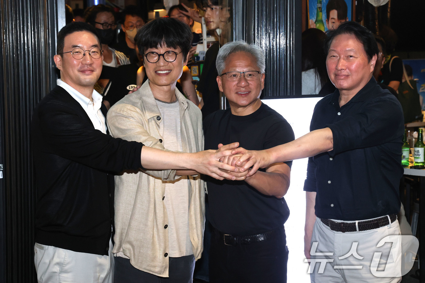(서울=뉴스1) 이광호 기자 = 젠슨 황 엔비디아 최고경영자(CEO)가 5일 서울 마포구 홍익대학교 인근 고깃집에서 최태원 SK회장, 구광모 LG회장, 이해진 네이버 의장과 삼겹살 …