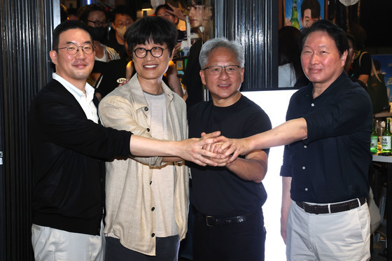 SK·LG·네이버 총수 만난 젠슨 황 CEO