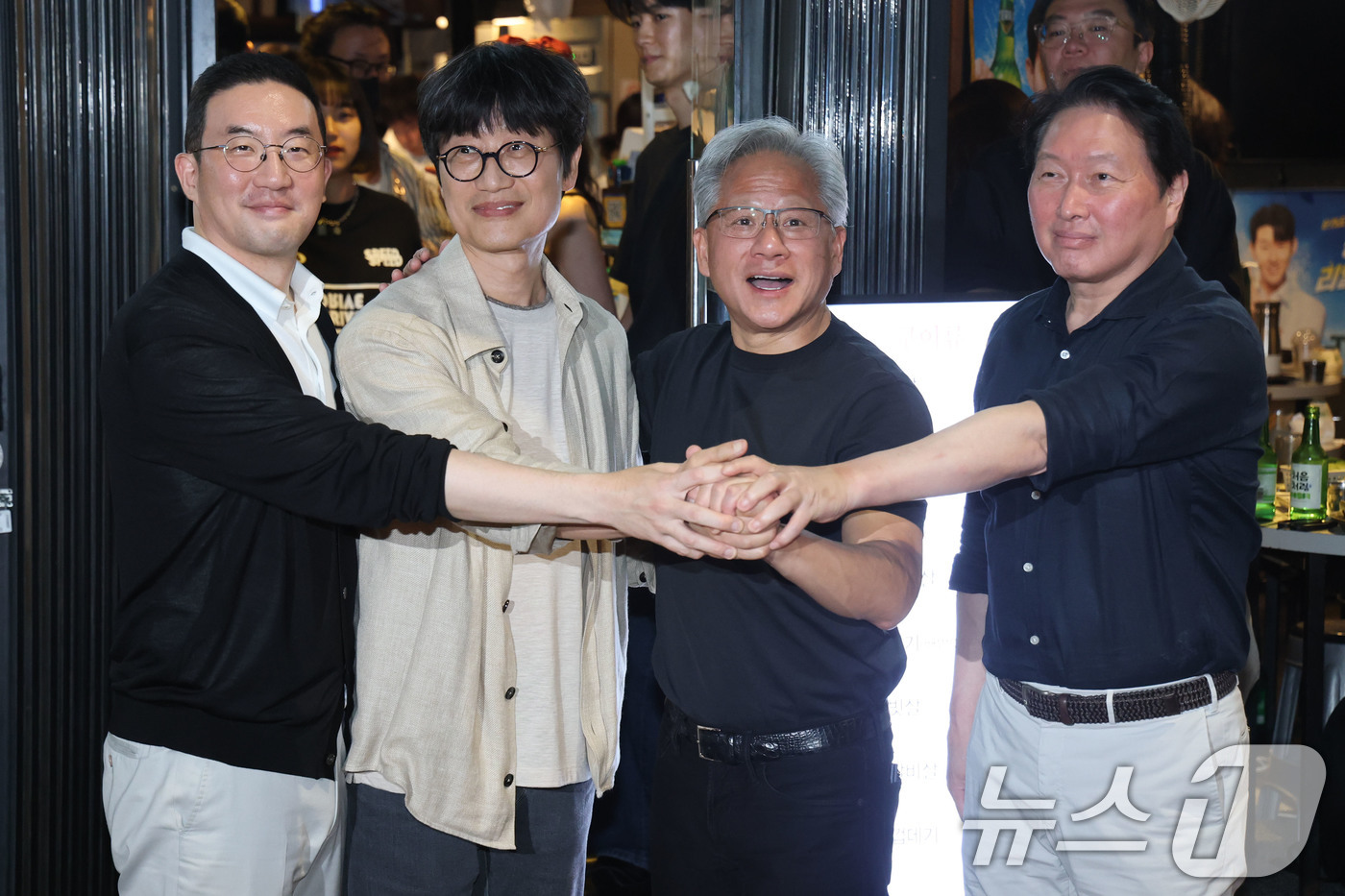 (서울=뉴스1) 이광호 기자 = 젠슨 황 엔비디아 최고경영자(CEO)가 5일 서울 마포구 홍익대학교 인근 고깃집에서 최태원 SK회장, 구광모 LG회장, 이해진 네이버 의장과 삼겹살 …