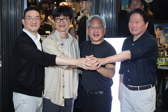 손 모은 SK·LG·네이버 총수와 젠슨 황 CEO
